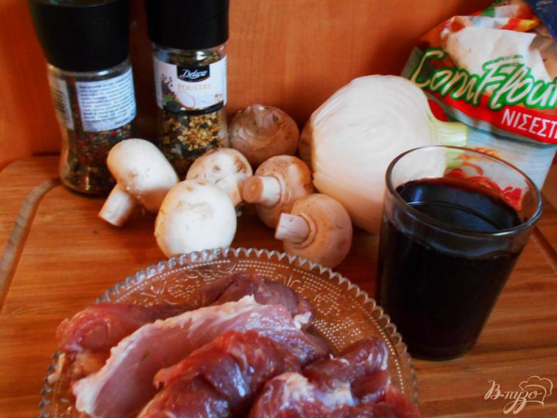 Фото приготовление рецепта: Свинина в винно- грибном соусе с тимьяном шаг №1