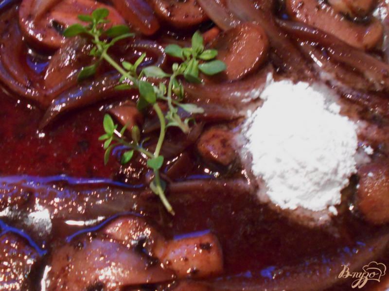 Фото приготовление рецепта: Свинина в винно- грибном соусе с тимьяном шаг №7