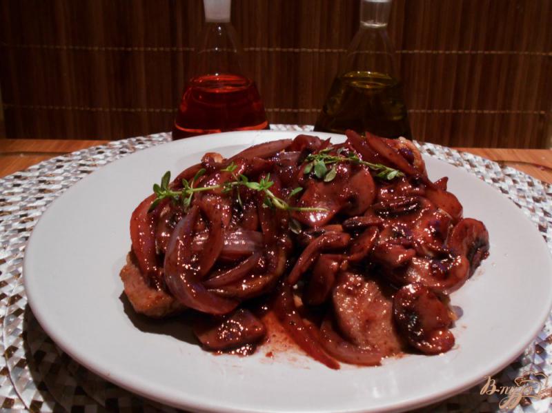 Фото приготовление рецепта: Свинина в винно- грибном соусе с тимьяном шаг №8