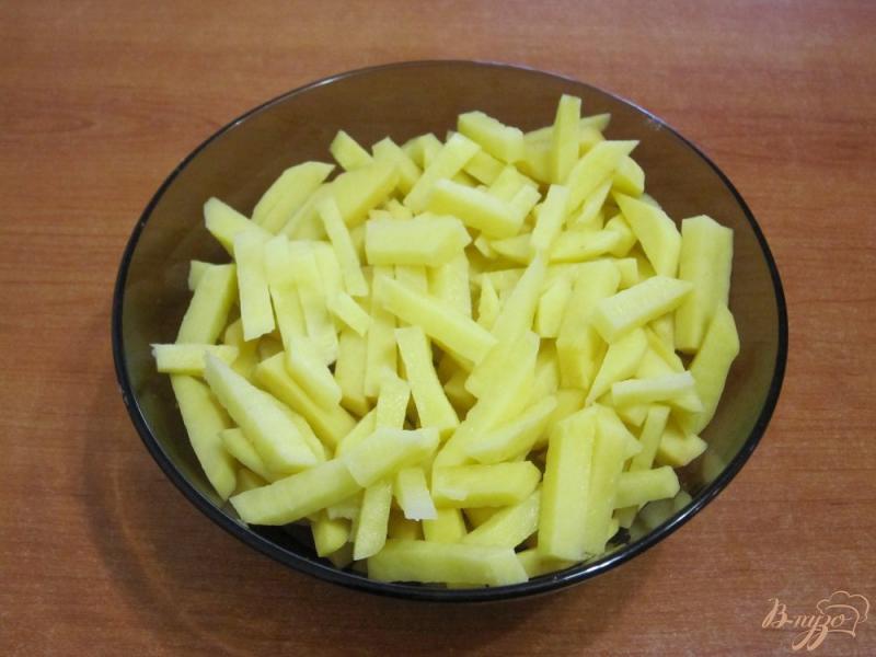 Фото приготовление рецепта: Куриные окорочка с картофелем в духовке шаг №5