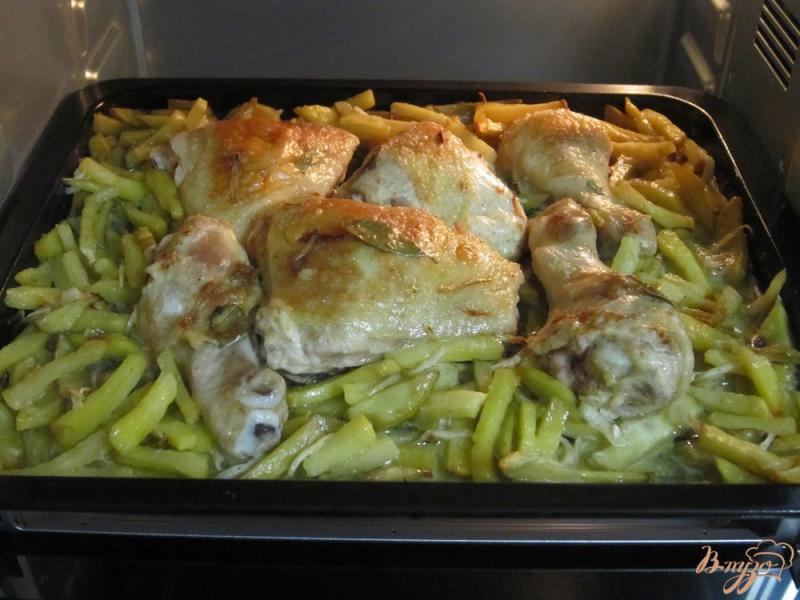 Фото приготовление рецепта: Куриные окорочка с картофелем в духовке шаг №10