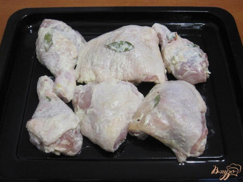 Фото приготовление рецепта: Куриные окорочка с картофелем в духовке шаг №8