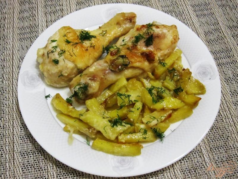 Фото приготовление рецепта: Куриные окорочка с картофелем в духовке шаг №11