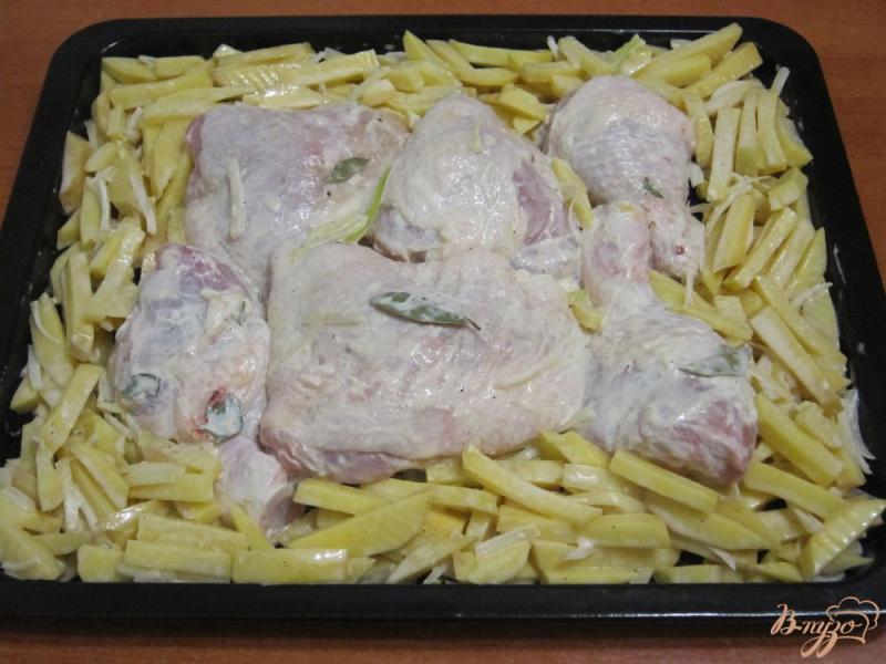 Фото приготовление рецепта: Куриные окорочка с картофелем в духовке шаг №9