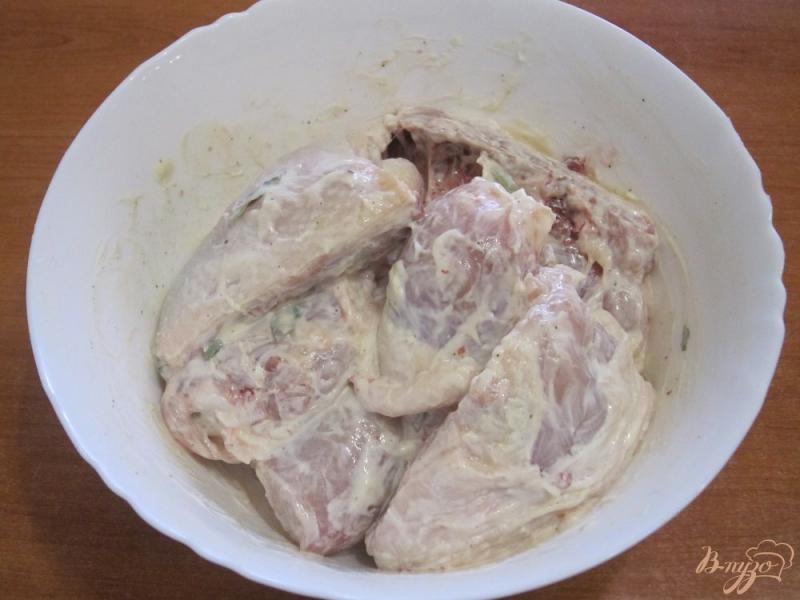 Фото приготовление рецепта: Куриные окорочка с картофелем в духовке шаг №4