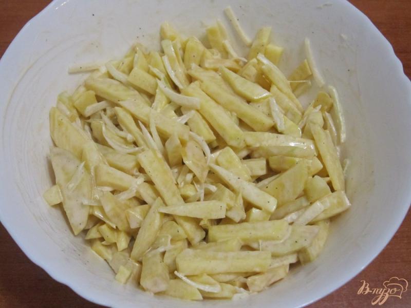 Фото приготовление рецепта: Куриные окорочка с картофелем в духовке шаг №7
