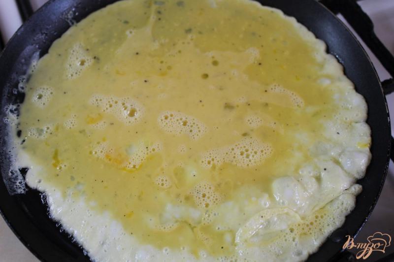 Фото приготовление рецепта: Омлет с сыром, ветчиной и зеленью шаг №4