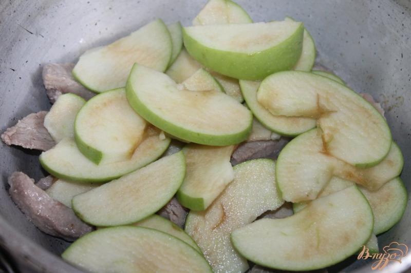 Фото приготовление рецепта: Тушенная свинина с зеленым яблоком и соевым соусом шаг №5