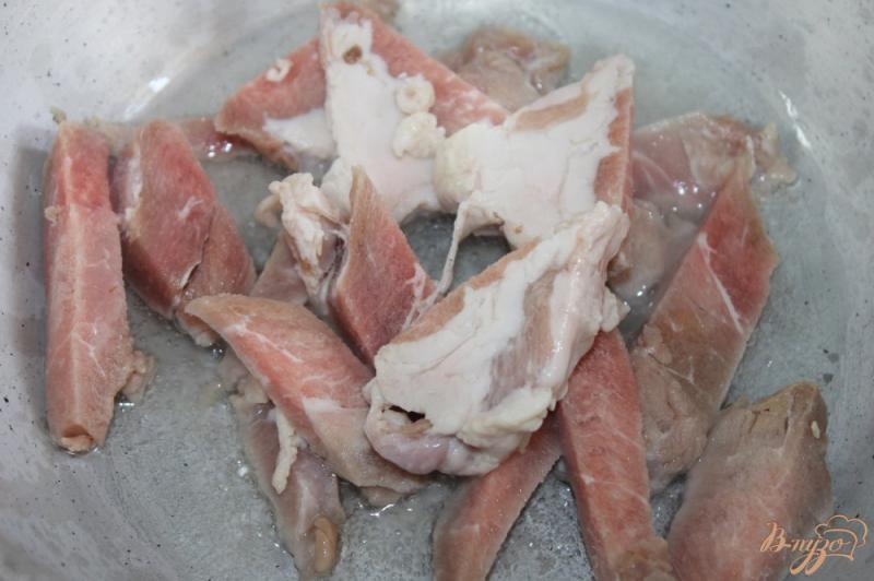 Фото приготовление рецепта: Тушенная свинина с зеленым яблоком и соевым соусом шаг №4
