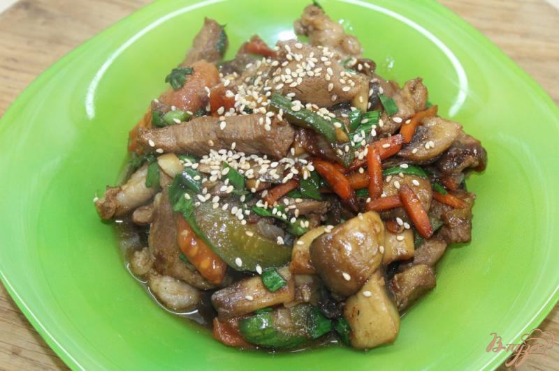 Фото приготовление рецепта: Свинина тушенная по - китайски с овощами и кунжутом шаг №8