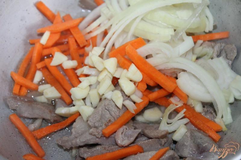 Фото приготовление рецепта: Свинина тушенная по - китайски с овощами и кунжутом шаг №4