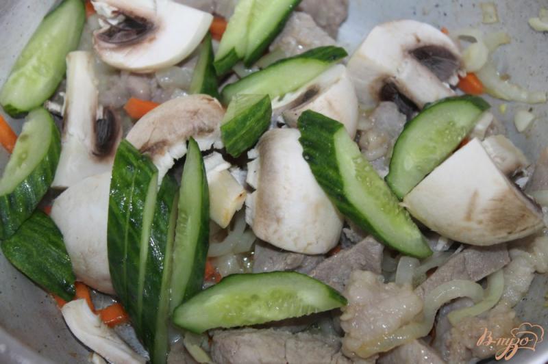 Фото приготовление рецепта: Свинина тушенная по - китайски с овощами и кунжутом шаг №5