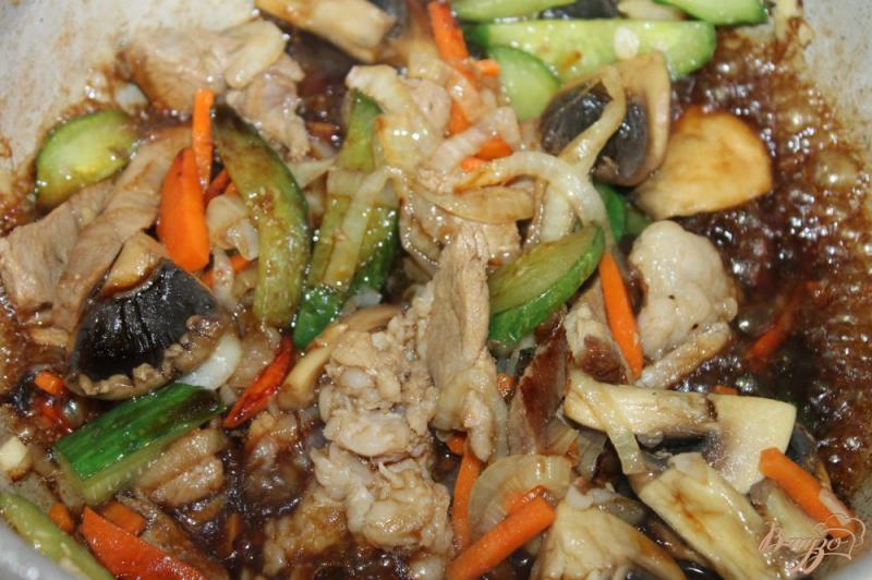 Фото приготовление рецепта: Свинина тушенная по - китайски с овощами и кунжутом шаг №6