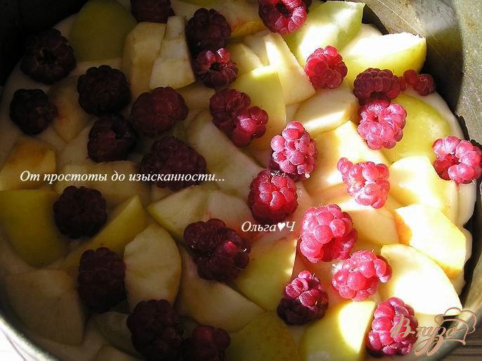 Фото приготовление рецепта: Постная шарлотка с малиной и яблоками шаг №4