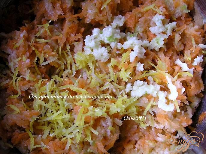 Фото приготовление рецепта: Салат из моркови, редьки и яблока шаг №2