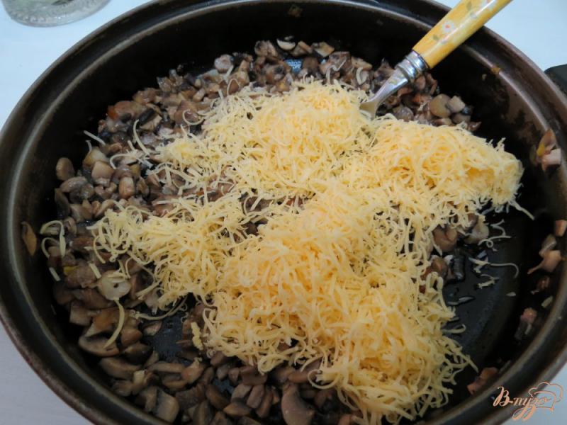 Фото приготовление рецепта: Рисовый рулет с грибами шаг №9