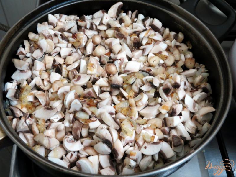 Фото приготовление рецепта: Рисовый рулет с грибами шаг №2