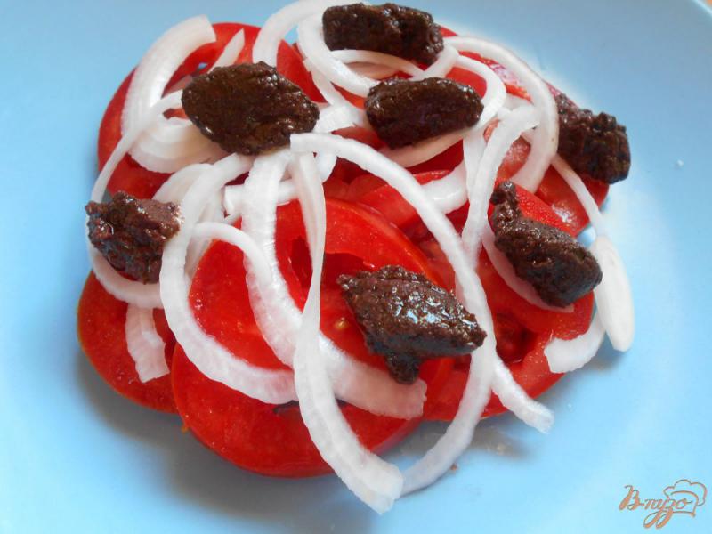 Фото приготовление рецепта: Салат помидорный с оливковой пастой шаг №6