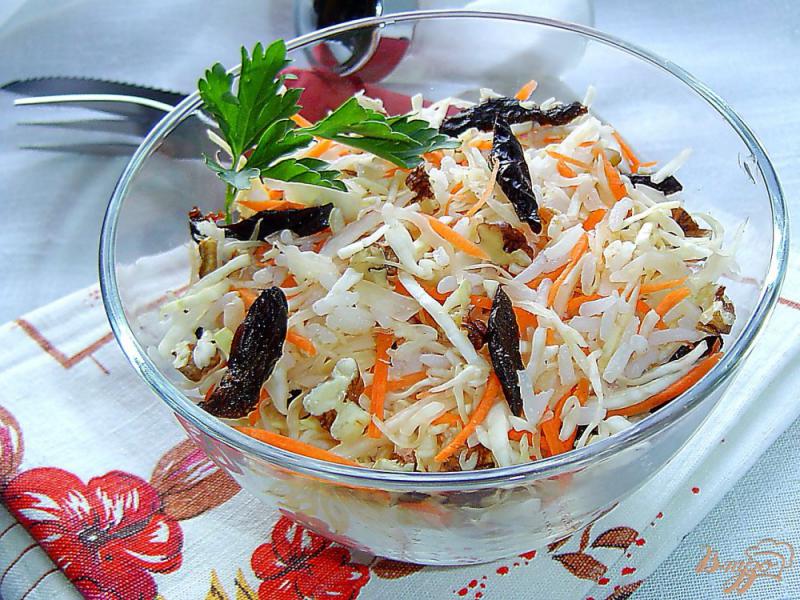 Фото приготовление рецепта: Овощной салат с рисом,черносливом и орехами шаг №6