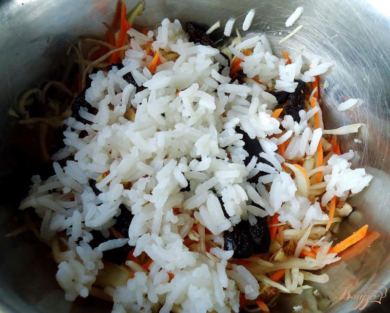 Фото приготовление рецепта: Овощной салат с рисом,черносливом и орехами шаг №5