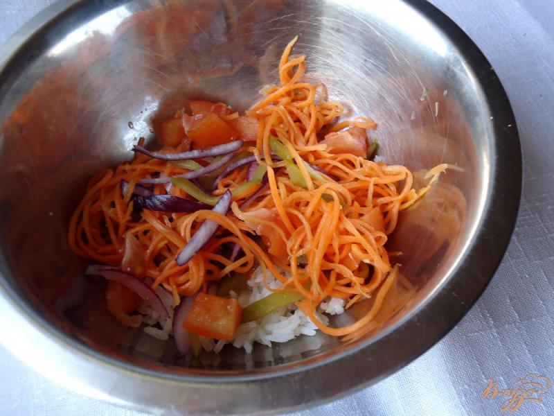 Фото приготовление рецепта: Рисовый салат с овощами и гренками шаг №4
