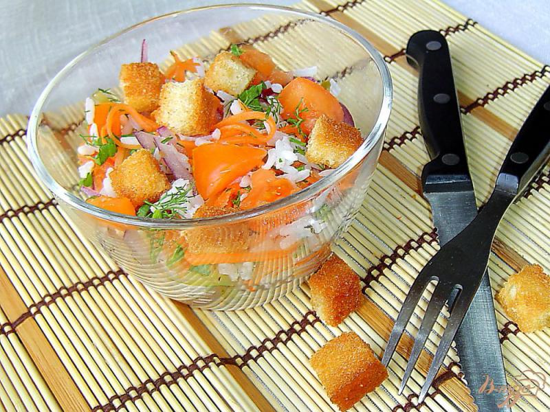 Фото приготовление рецепта: Рисовый салат с овощами и гренками шаг №6