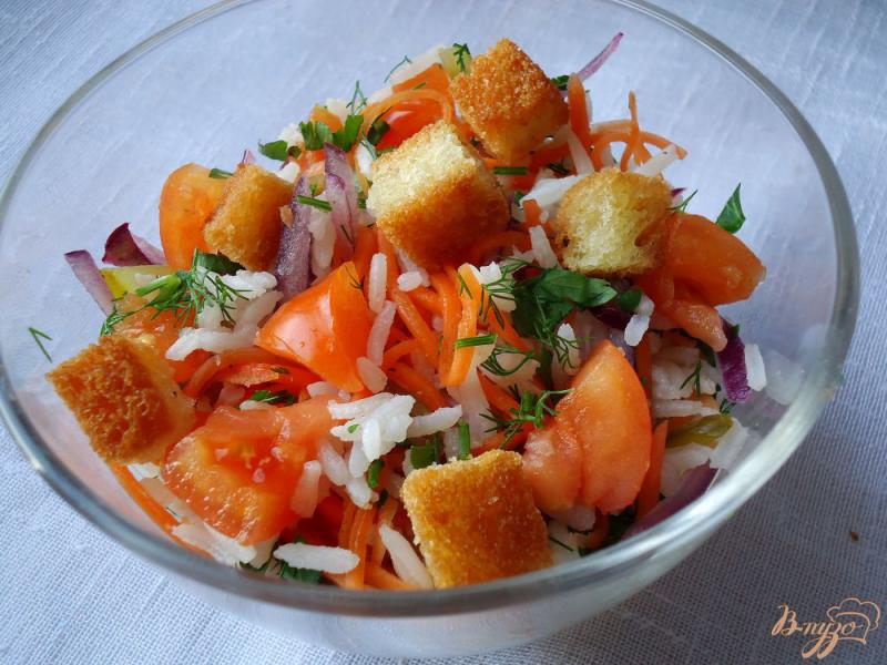 Фото приготовление рецепта: Рисовый салат с овощами и гренками шаг №5