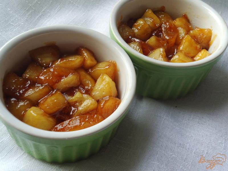 Фото приготовление рецепта: Крамбль яблочный с курагой и абрикосовым пюре шаг №6