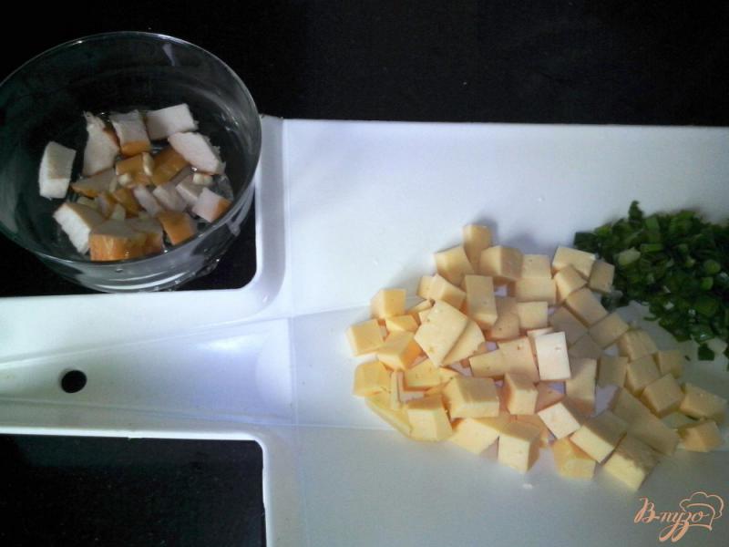 Фото приготовление рецепта: Салат «Нежный» с копчёным куриным филе шаг №3