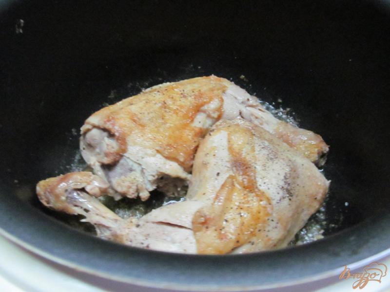 Фото приготовление рецепта: Куриные окорока в мультиварке шаг №3