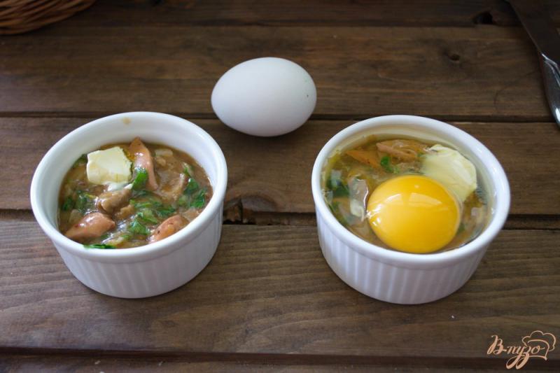 Фото приготовление рецепта: Горячие яйца фламенко с сосисками. шаг №7