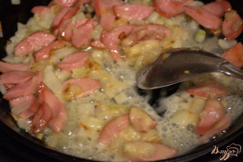 Фото приготовление рецепта: Горячие яйца фламенко с сосисками. шаг №4