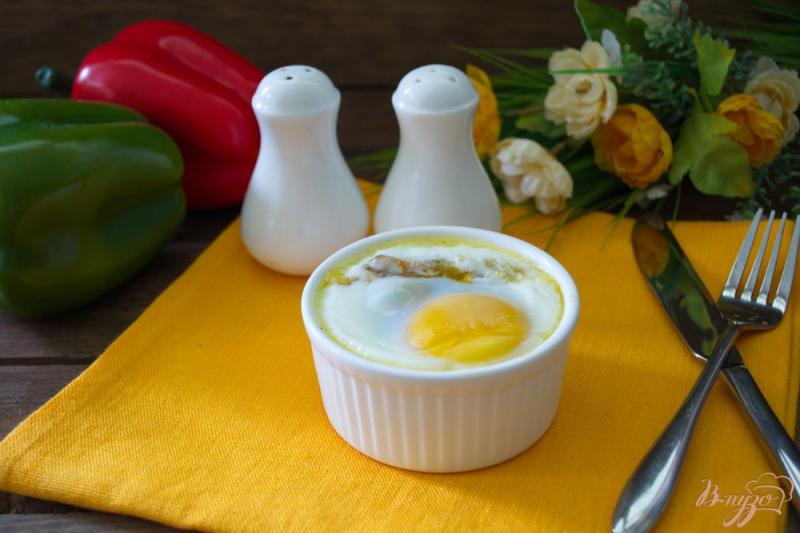 Фото приготовление рецепта: Горячие яйца фламенко с сосисками. шаг №8