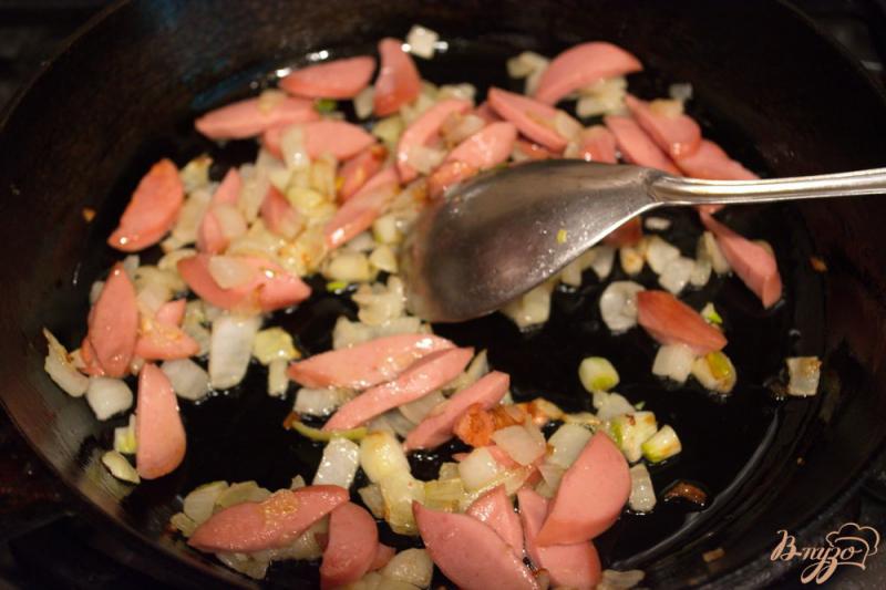 Фото приготовление рецепта: Горячие яйца фламенко с сосисками. шаг №3