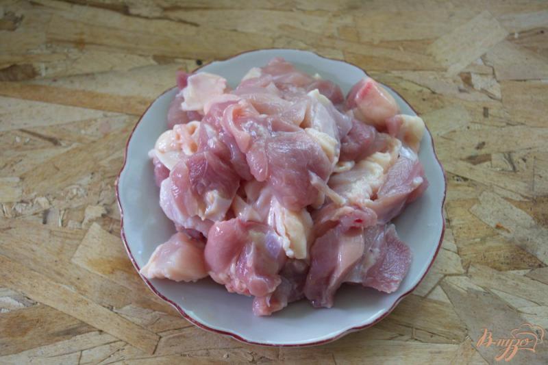 Фото приготовление рецепта: Тушеная курятина с овощами шаг №2