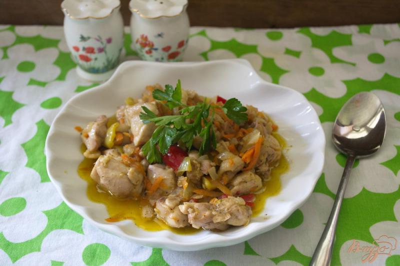 Фото приготовление рецепта: Тушеная курятина с овощами шаг №6