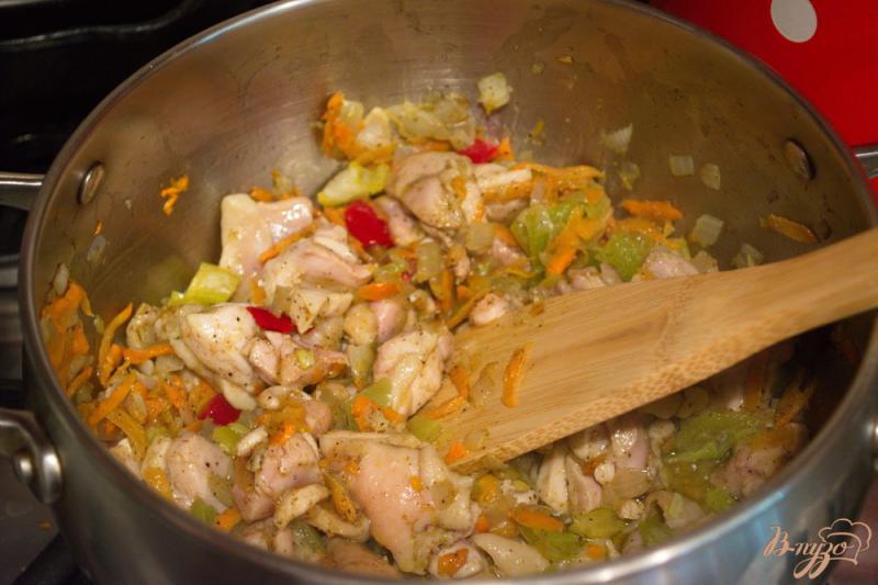 Фото приготовление рецепта: Тушеная курятина с овощами шаг №5