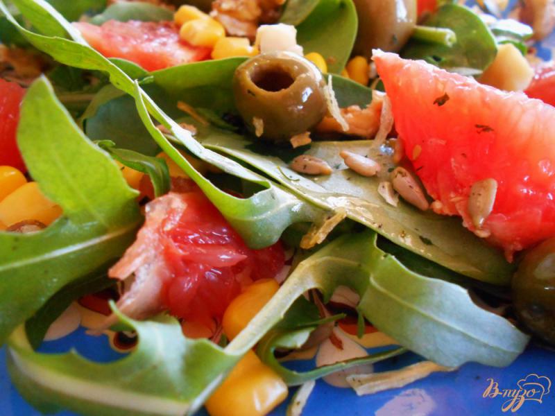 Фото приготовление рецепта: Салат с грейфрутом, шпинатом и семечками шаг №5