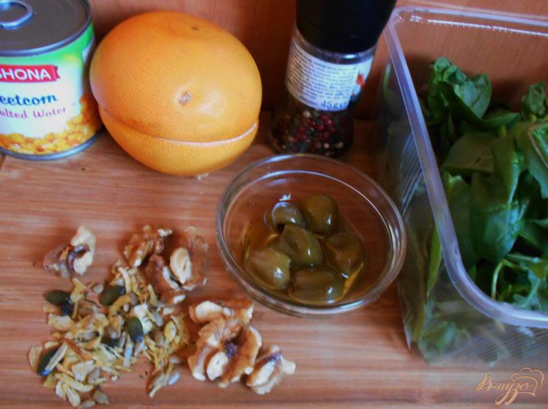 Фото приготовление рецепта: Салат с грейфрутом, шпинатом и семечками шаг №1