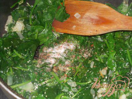 Фото приготовление рецепта: Сливочный шпинат с сосисками шаг №5