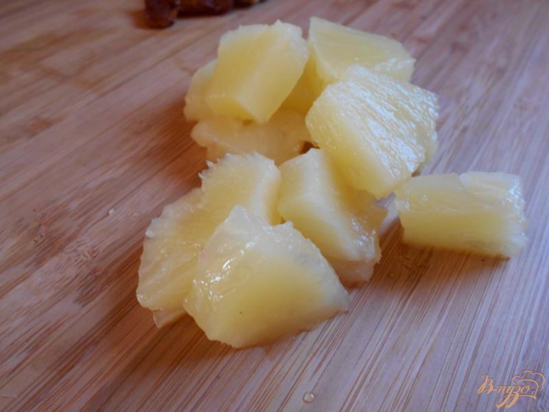 Фото приготовление рецепта: Салат с креветками и ананасом шаг №3