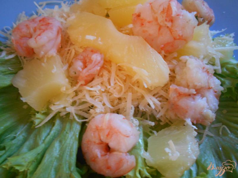 Фото приготовление рецепта: Салат с креветками и ананасом шаг №4