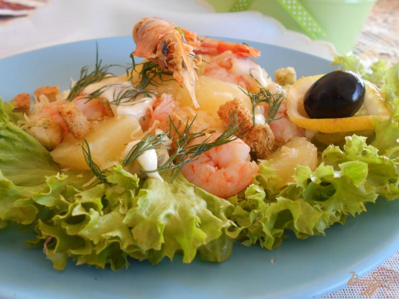 Фото приготовление рецепта: Салат с креветками и ананасом шаг №5