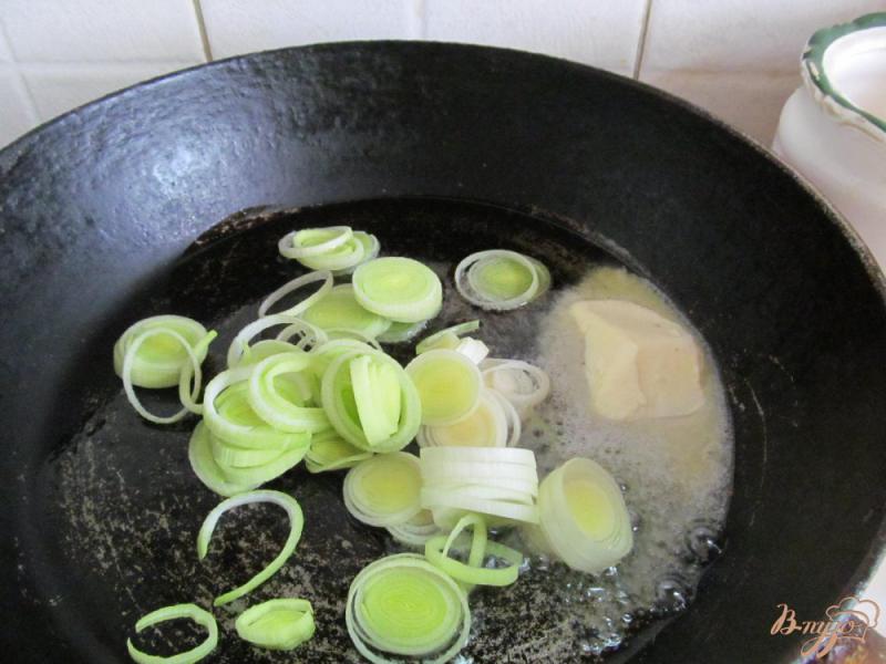 Фото приготовление рецепта: Картофель с луком порей и горошком шаг №4