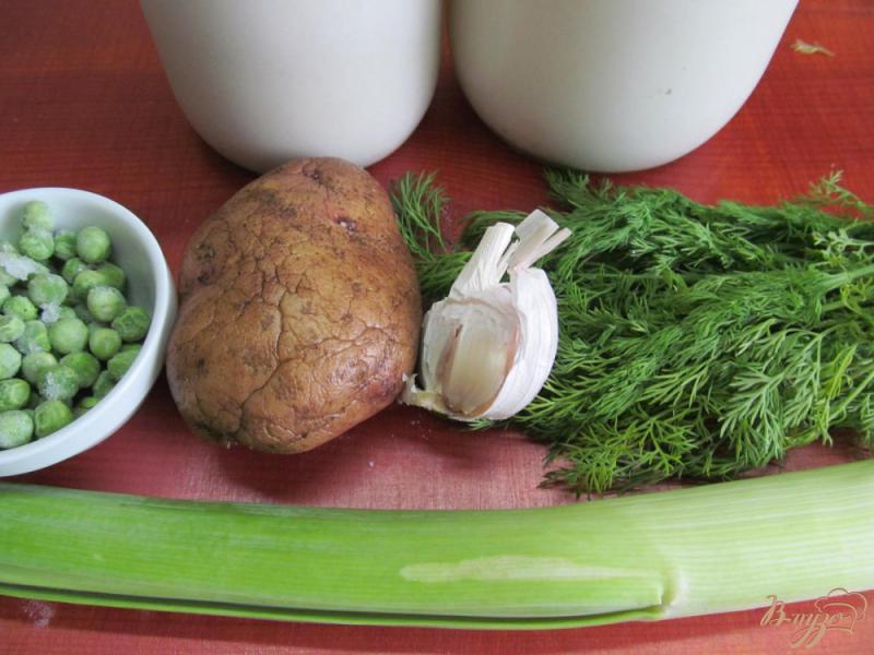 Фото приготовление рецепта: Картофель с луком порей и горошком шаг №1