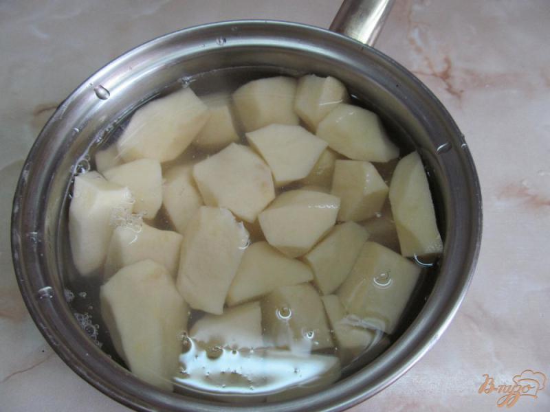 Фото приготовление рецепта: Картофель с луком порей и горошком шаг №2