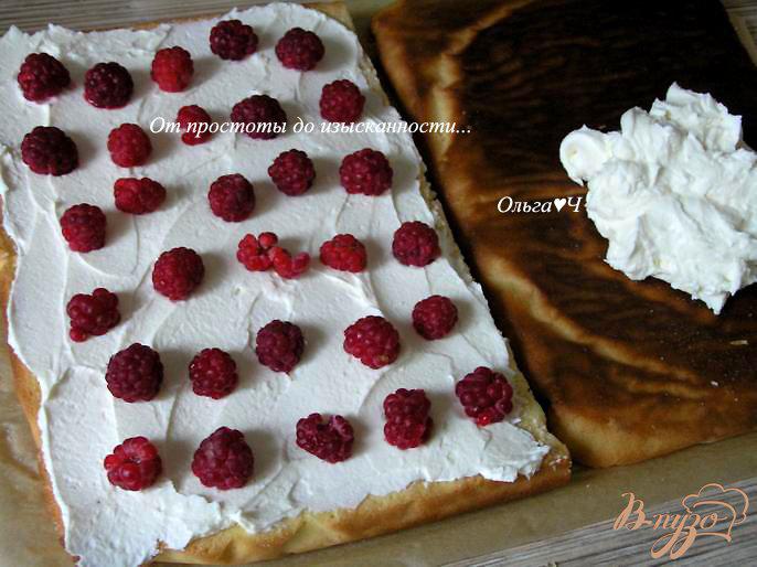 Фото приготовление рецепта: Бисквитное пирожное с малиной шаг №5