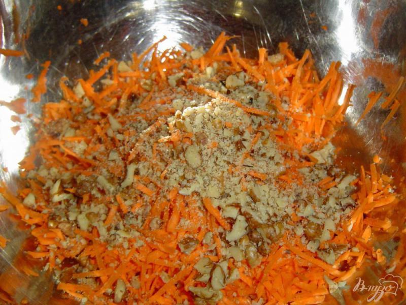 Фото приготовление рецепта: Морковный салат с орехами и чесноком шаг №2