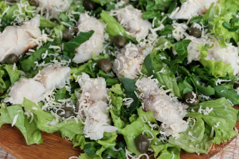 Фото приготовление рецепта: Рыбный салат с зеленью, сыром  и каперсами шаг №4