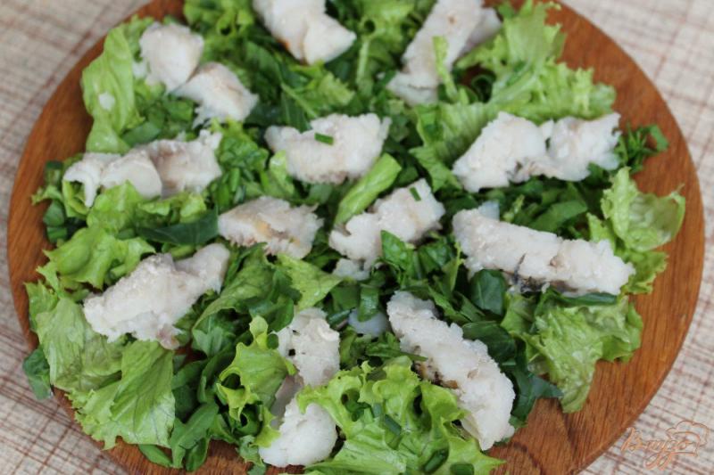 Фото приготовление рецепта: Рыбный салат с зеленью, сыром  и каперсами шаг №3